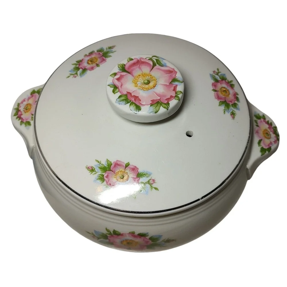 Halls Superior Covered Casserole Dish Quality Kitchenware‎ Rose White Two Quart